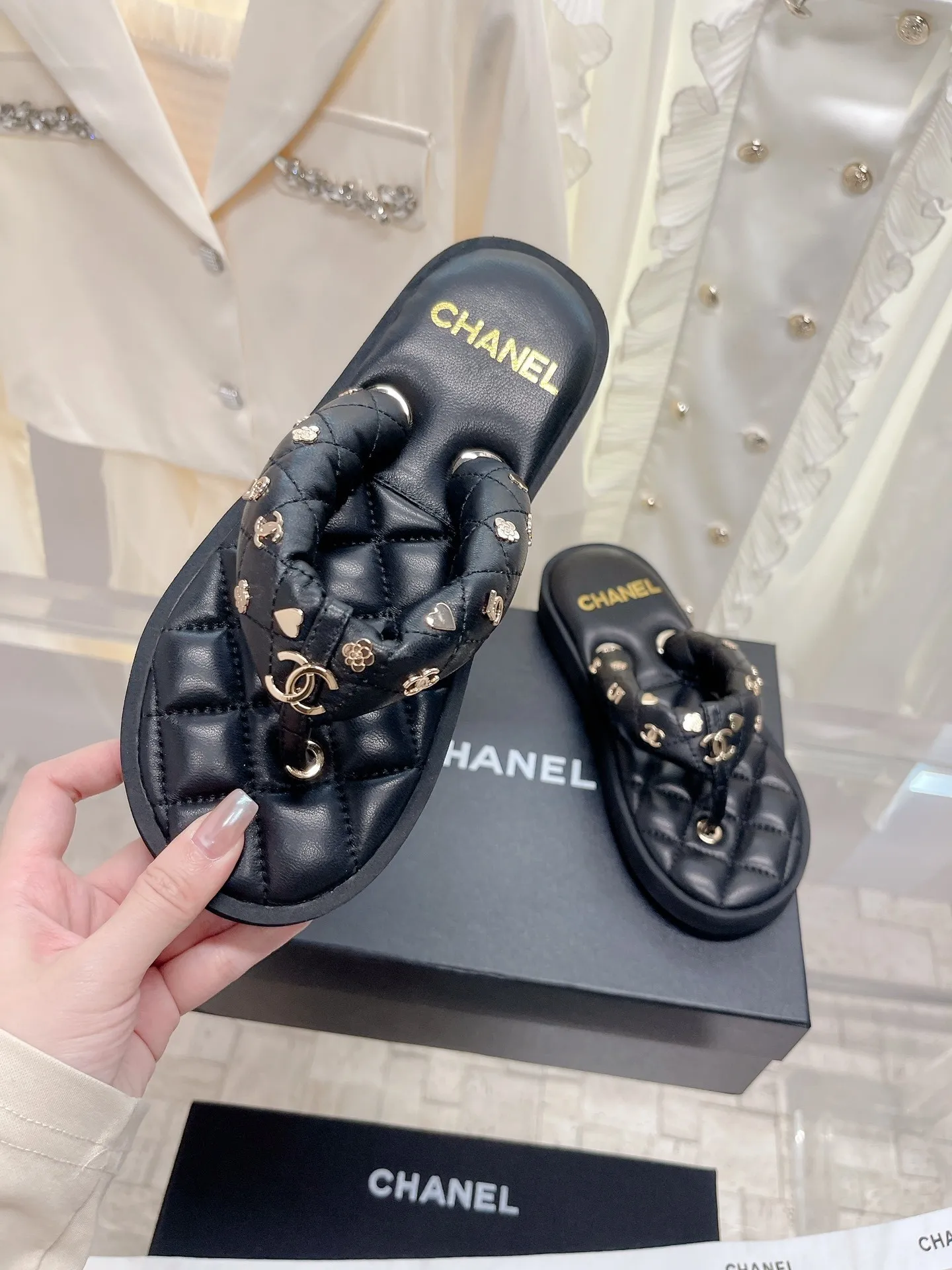 P440👟👟 𝗖𝗛𝗔𝗡𝗘𝗟The latest flip-flop slippers. Exclusive supply of top quality, beautiful on the feet💃💃This style is so popular! Original customized sheepskin material Original film TPU bottom 35-39 [40/41 customized]